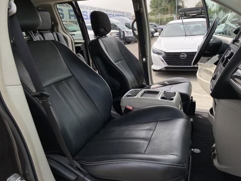 Used 2015 Chrysler Town & Country Touring image 25