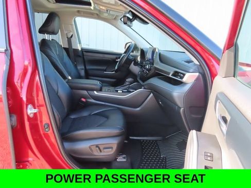 Used 2024 Toyota Highlander LE AWD/4WD image 24