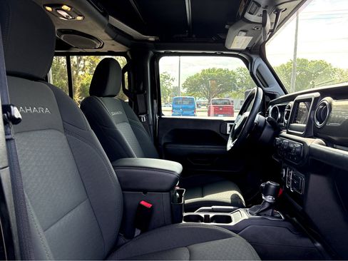 Used 2019 Jeep Wrangler Unlimited Sahara AWD/4WD image 9