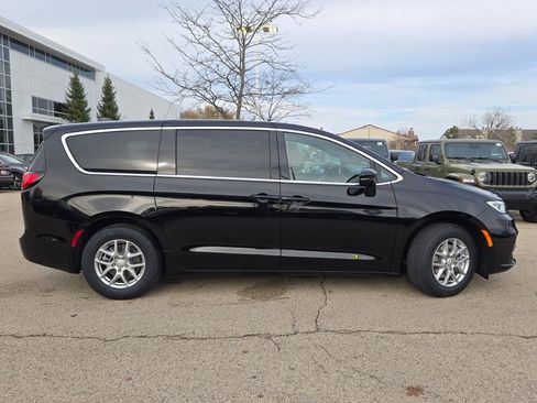 New 2026 Chrysler Pacifica Select image 6
