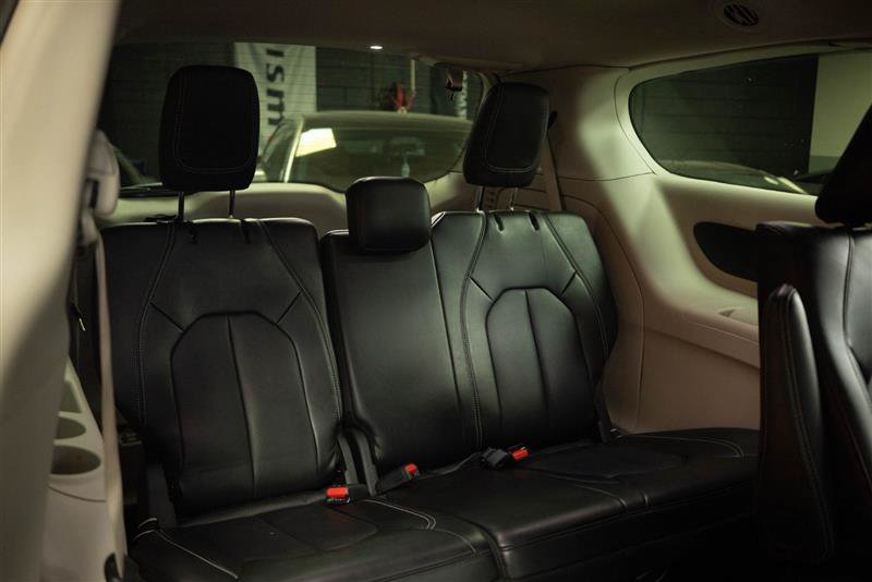 Used 2024 Chrysler Pacifica Limited FWD image 18