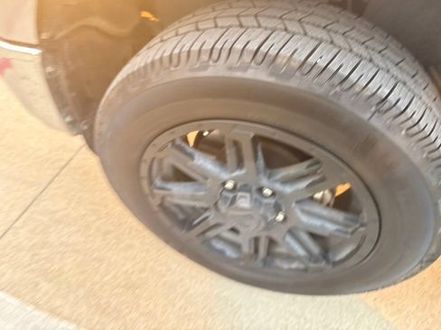 Used 2017 Toyota Tundra SR5 w/ SR5 Upgrade Package RWD image 11