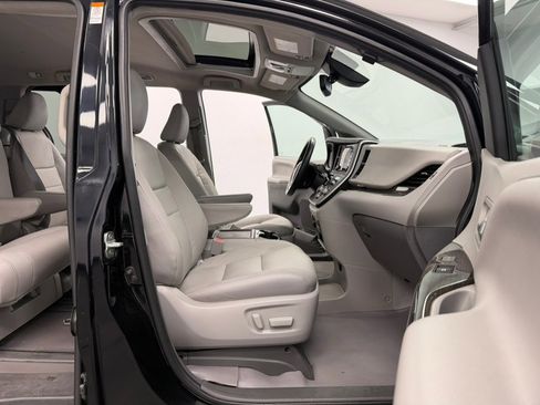 Used 2020 Toyota Sienna XLE image 33