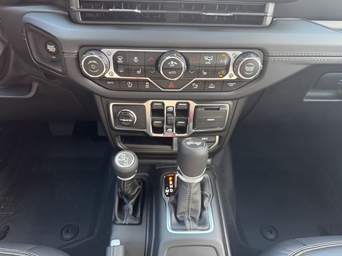 Used 2025 Jeep Wrangler Unlimited Sahara AWD/4WD image 11