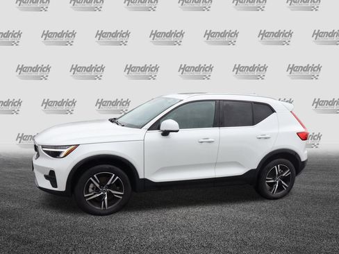 Certified 2025 Volvo XC40 B5 Core image 7