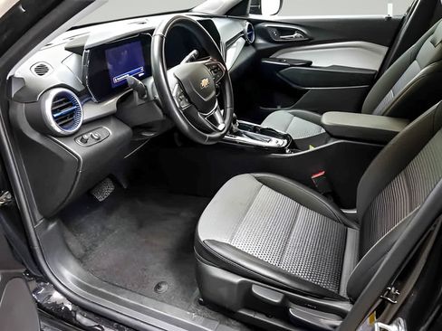 Used 2025 Chevrolet Trax LT w/ LT Convenience Package FWD image 9