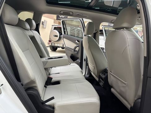 Used 2018 Volkswagen Tiguan SEL FWD image 37