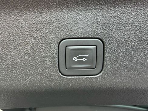Used 2025 GMC Yukon XL Denali AWD/4WD image 7
