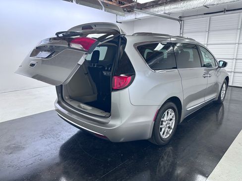 Used 2020 Chrysler Pacifica Touring-L FWD image 32