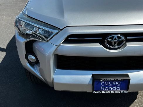 Used 2020 Toyota 4Runner SR5 AWD/4WD image 4