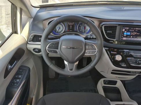 Used 2024 Chrysler Voyager LX image 16