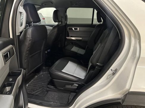 Used 2022 Ford Explorer XLT w/ Equipment Group 202A image 8