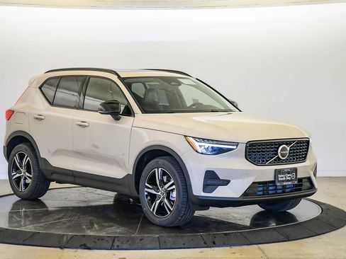 New 2026 Volvo XC40 B5 Core AWD/4WD image 5