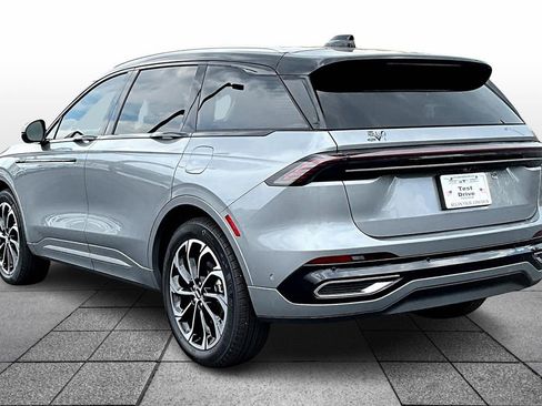 Used 2024 Lincoln Nautilus Reserve image 11