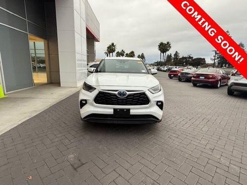 Used 2023 Toyota Highlander LE image 2