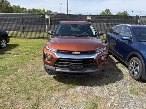 Used 2021 Chevrolet TrailBlazer LS FWD image 2