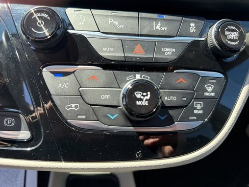 Used 2023 Chrysler Pacifica Touring-L FWD image 34