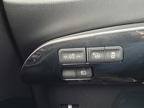 Used 2017 Toyota Prius Two image 18