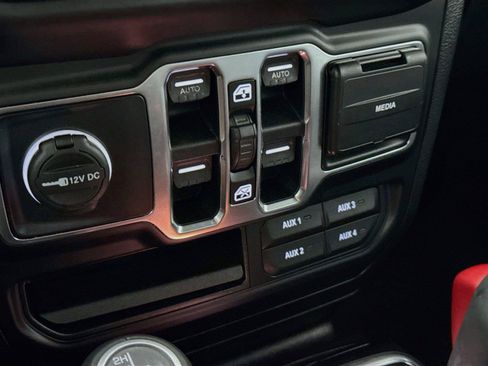 Used 2019 Jeep Wrangler Unlimited Sahara AWD/4WD image 27