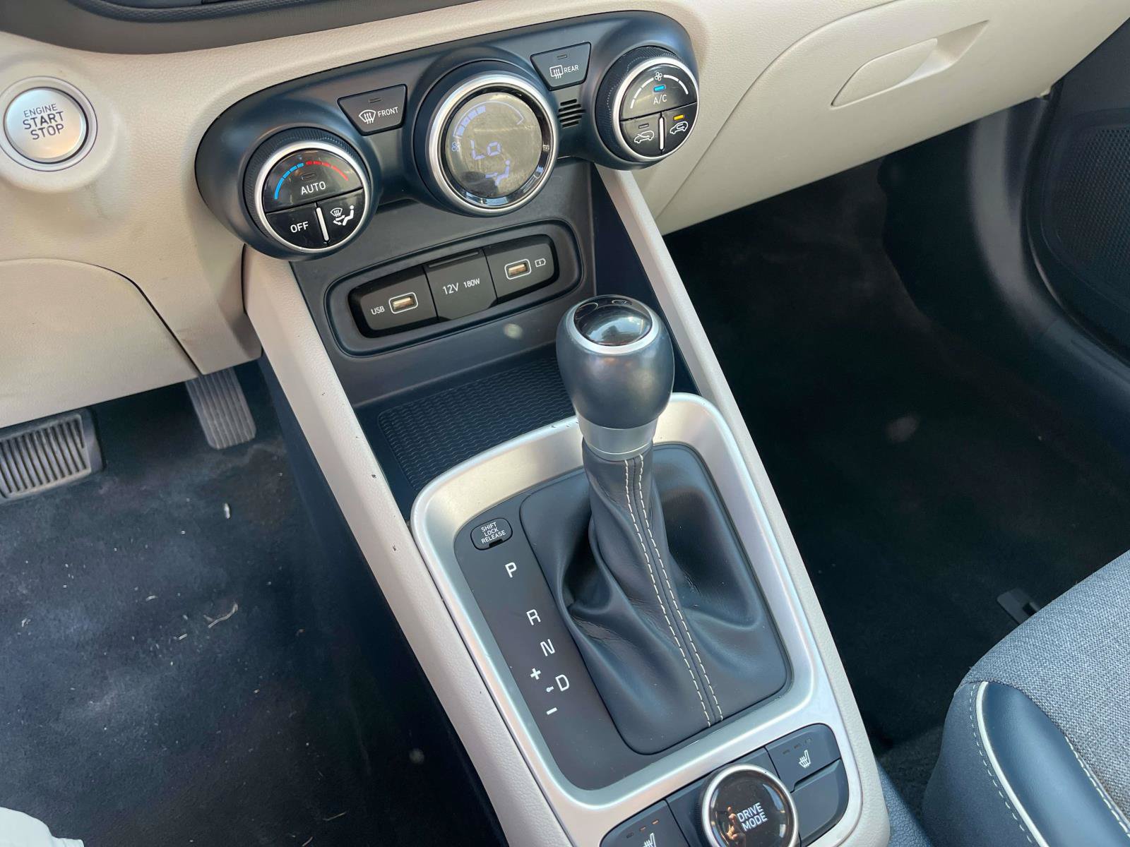 Used 2022 Hyundai Venue Limited FWD image 31