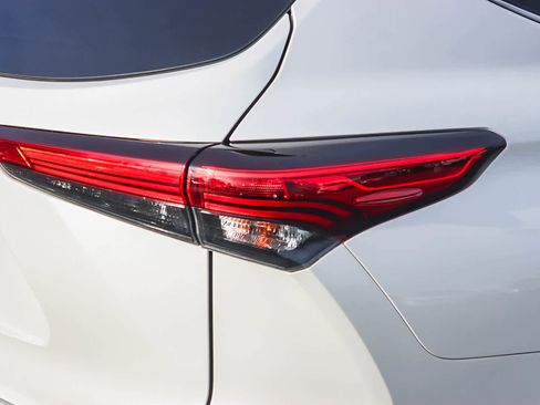 Used 2020 Toyota Highlander LE image 8