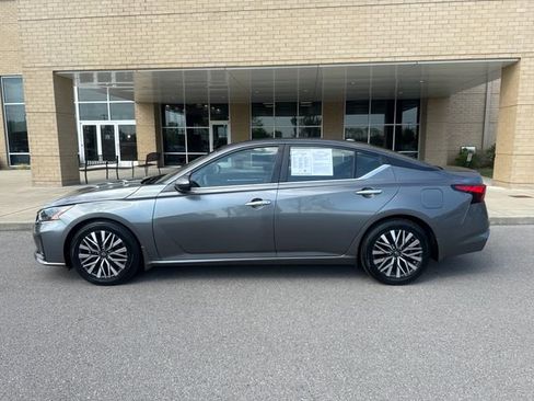 Used 2023 Nissan Altima 2.5 SV w/ SV Premium Package image 1