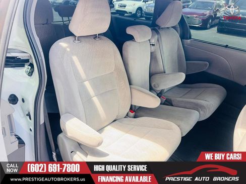 Used 2018 Toyota Sienna LE w/ Carpet Mat Package FWD image 26
