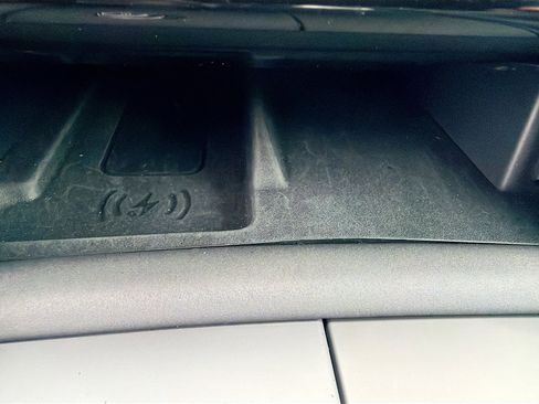 Used 2023 Land Rover Discovery Metropolitan Edition image 32