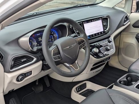 Used 2024 Chrysler Pacifica Touring-L image 12