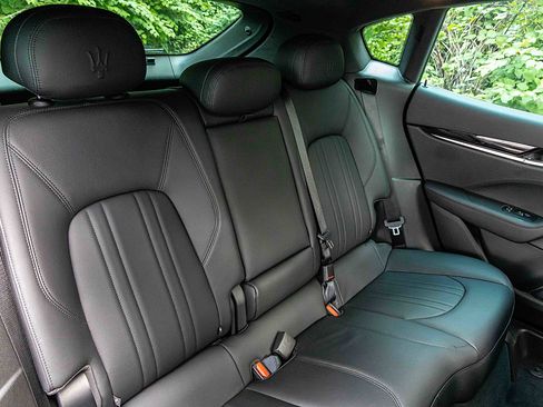 Used 2021 Maserati Levante image 25