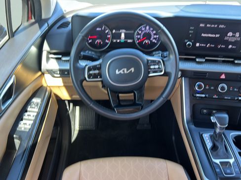Certified 2024 Kia Carnival LX FWD image 11