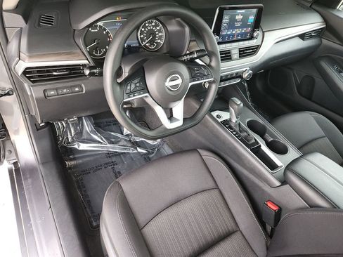 Used 2025 Nissan Altima 2.5 SV FWD image 11