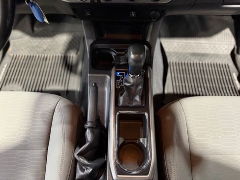 Used 2016 Toyota Tacoma SR5 w/ SR5 Appearance Package (SN) image 17