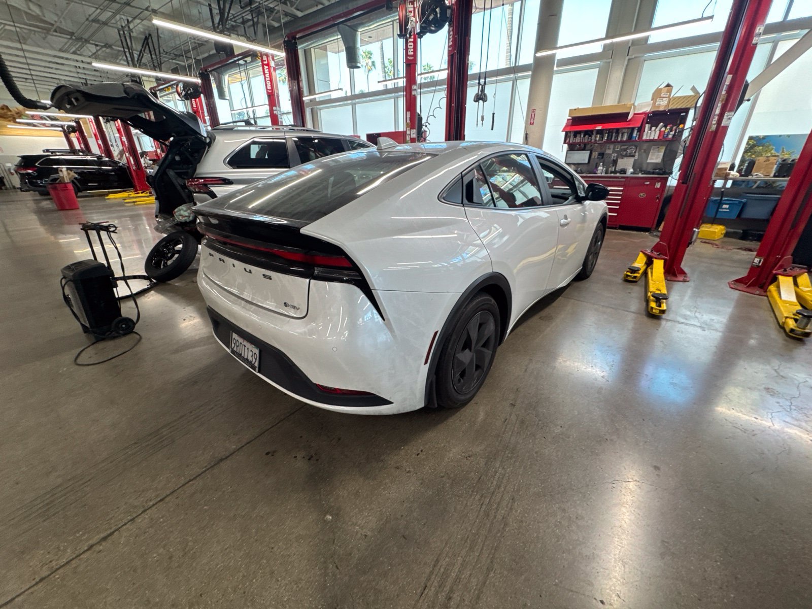 Used 2024 Toyota Prius LE FWD image 5
