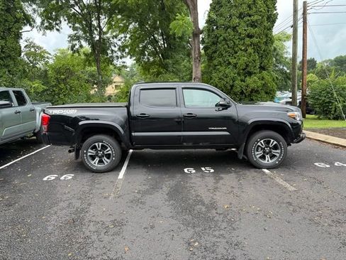 Used 2017 Toyota Tacoma TRD Sport w/ Tow Package AWD/4WD image 2