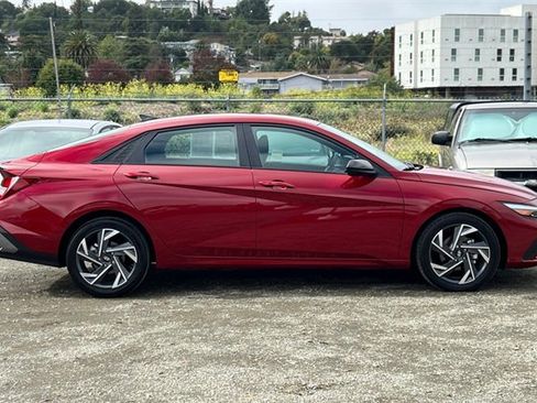 Used 2025 Hyundai Elantra Sport image 3