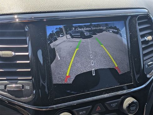 Used 2022 Jeep Grand Cherokee Laredo X image 25