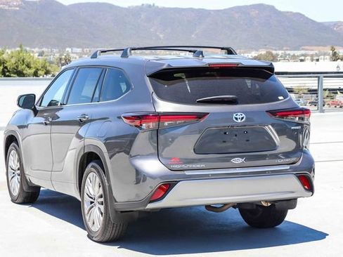 Used 2024 Toyota Highlander Platinum AWD/4WD image 4