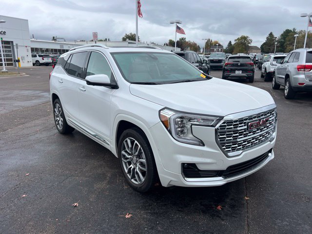 Used 2024 GMC Terrain Denali w/ Denali Premium Package AWD/4WD image 3