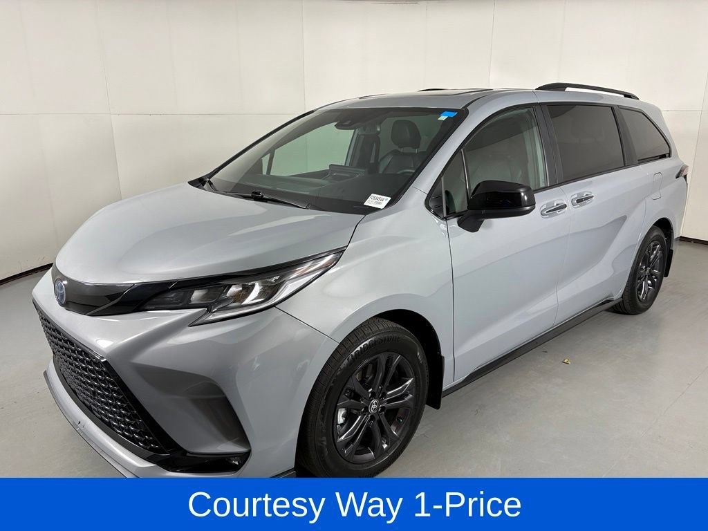 Used 2025 Toyota Sienna XSE AWD/4WD image 5