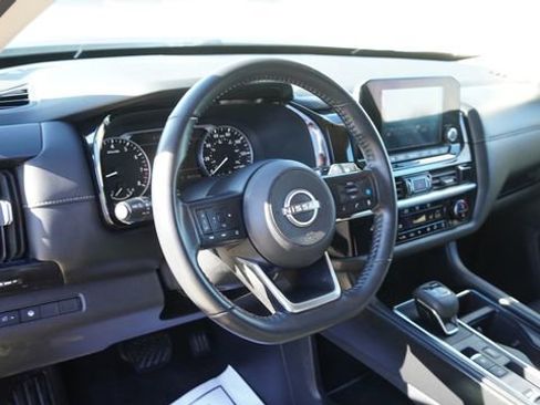Used 2024 Nissan Pathfinder SV image 19