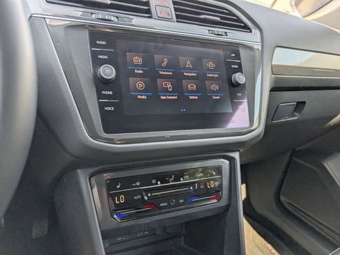 Used 2022 Volkswagen Tiguan SE image 12