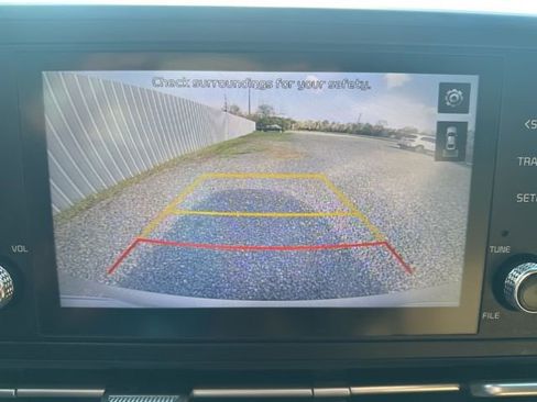 Used 2022 Kia Carnival LX image 26