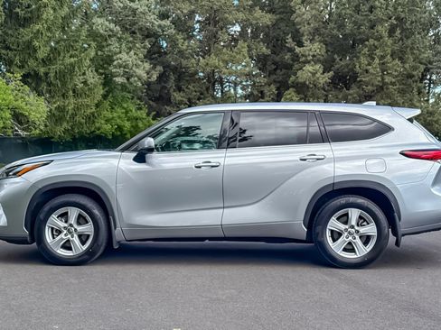 Used 2021 Toyota Highlander LE AWD/4WD image 8