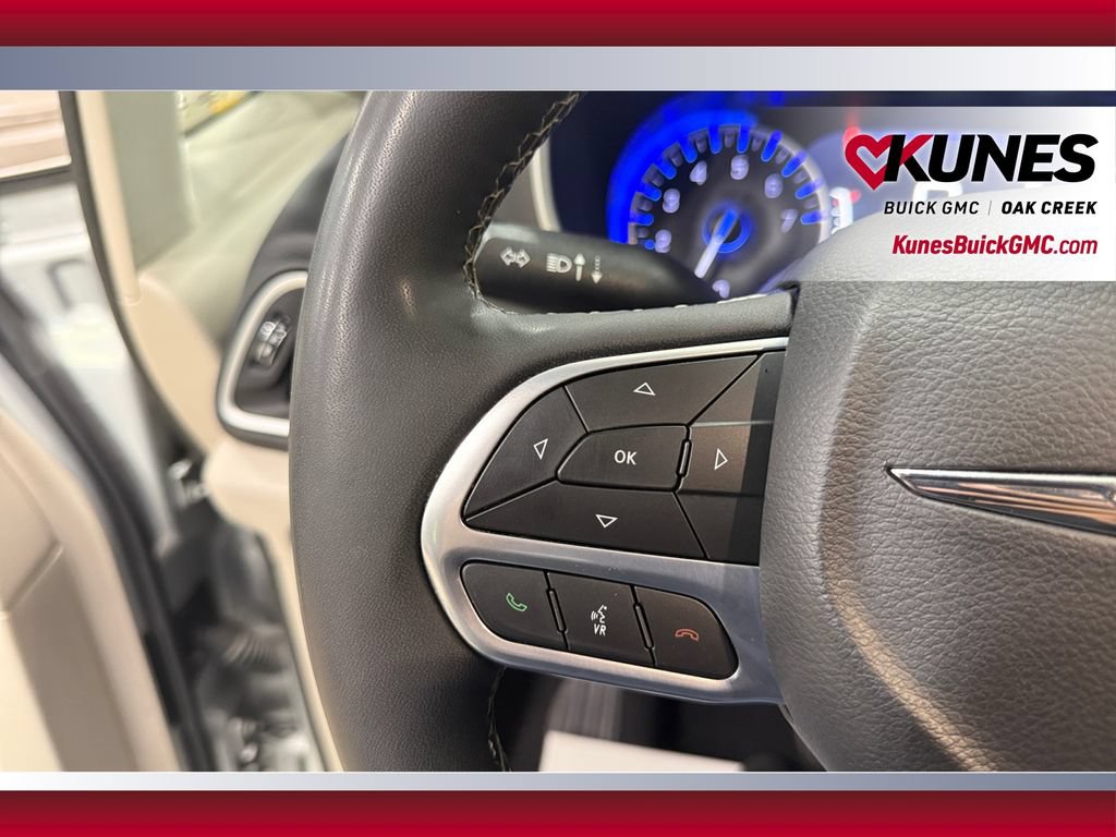 Used 2024 Chrysler Pacifica Touring-L FWD image 17