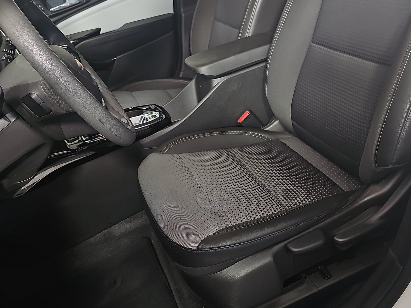 Used 2025 Chevrolet Trax LT FWD image 24