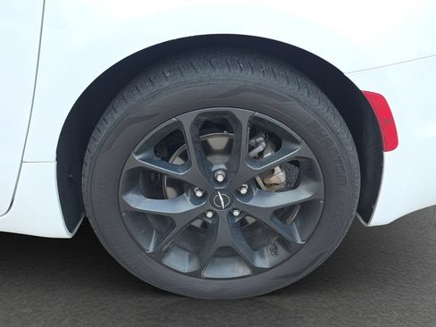 Used 2025 Chrysler Pacifica Limited FWD image 5