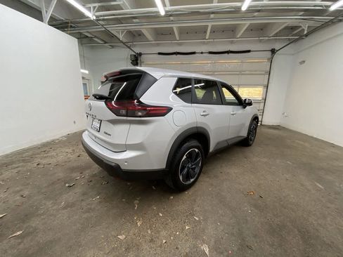 Used 2024 Nissan Rogue SV image 6