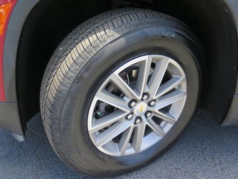 Used 2023 Chevrolet Traverse LT FWD image 18
