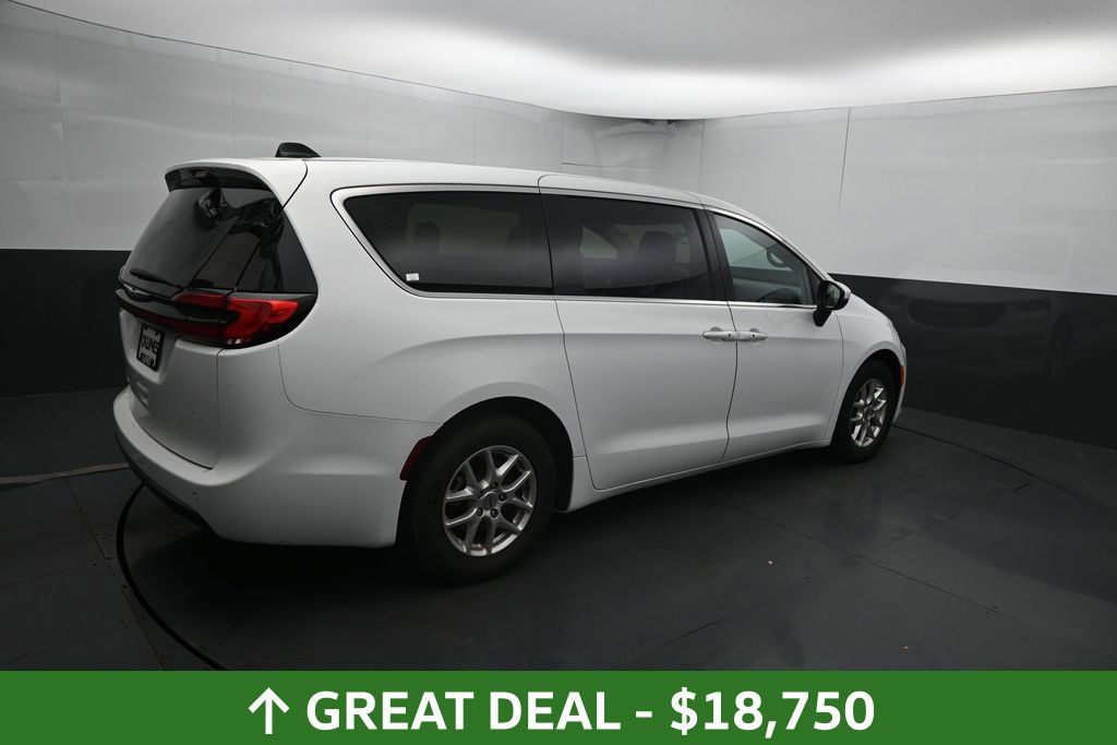Used 2023 Chrysler Pacifica Touring-L FWD image 13
